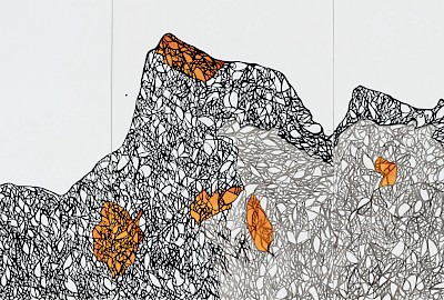 Farzaneh Rezaei, «Ruptures» (2022). encre et safran sur carton. 38 x 84 cm.